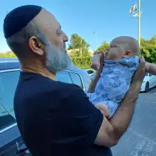 תמונה אבנר 1 עם הנכד